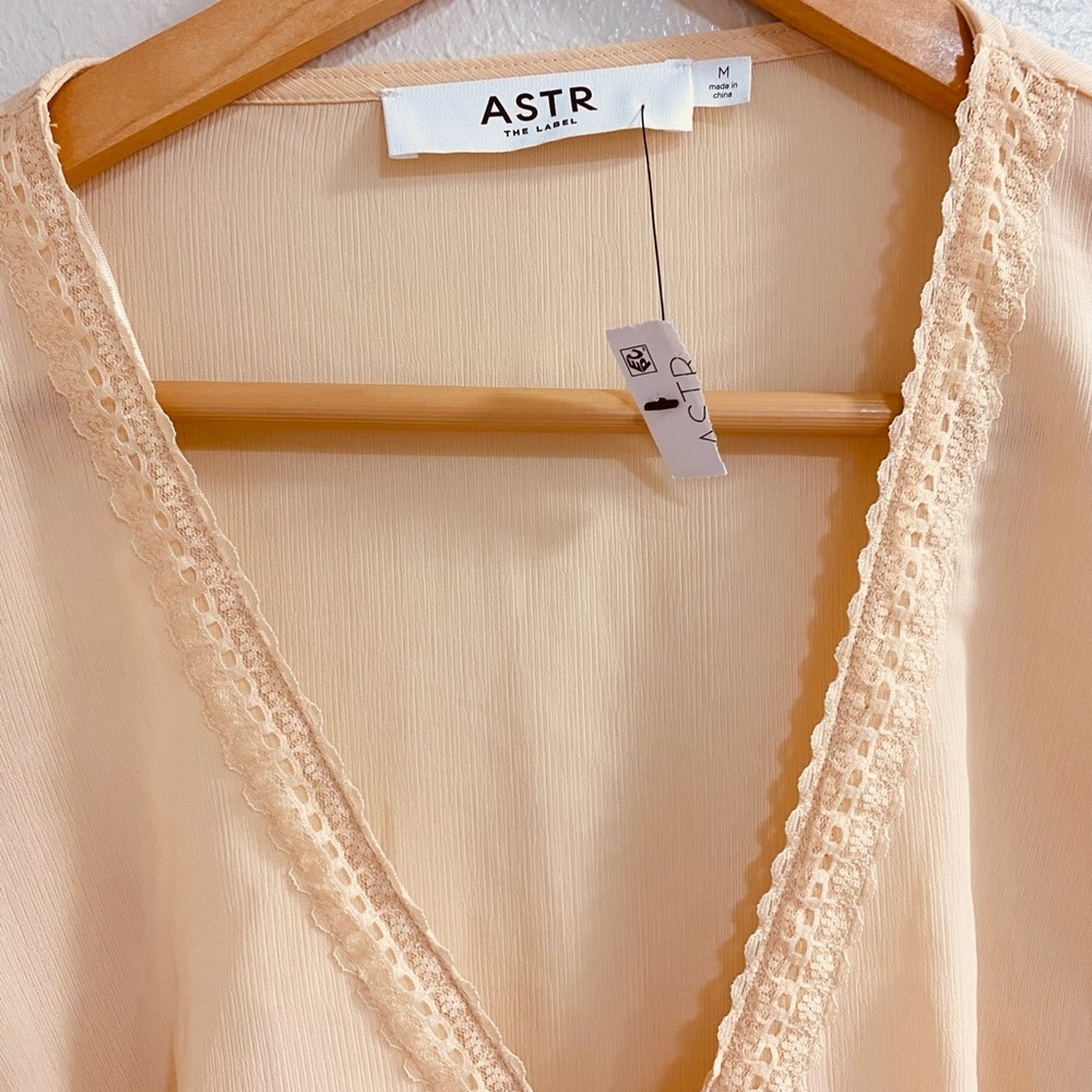 NWT ASTR THE LABEL Pendulum Sleeve Lace Trim Cream Blouse. MEDIUM - Picture 3 of 7